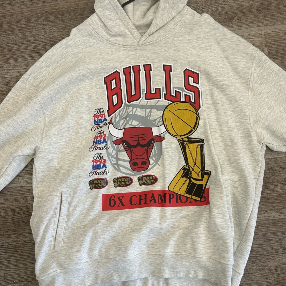 Mitchell & Ness Gray Bulls Hoodie